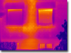 Thermografiebild: Wärmeverluste durch ungedämmte Heizungsleitungen im Gebäude