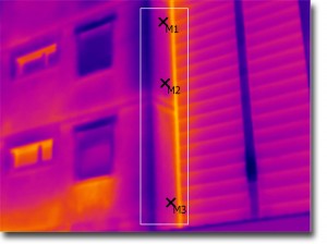 Thermografiebild: Ungedämmter Fassadenteil innerhalb der Markierung