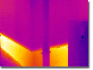 Thermografiebild: Energieverluste am ungedämmten Gebäudesockel